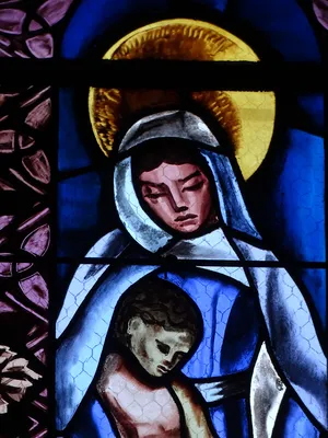 Vitrail baie G : Consolatrix Applictorum dans l'Église Saint-Pardoux de Saint-Pardoux-la-Rivière