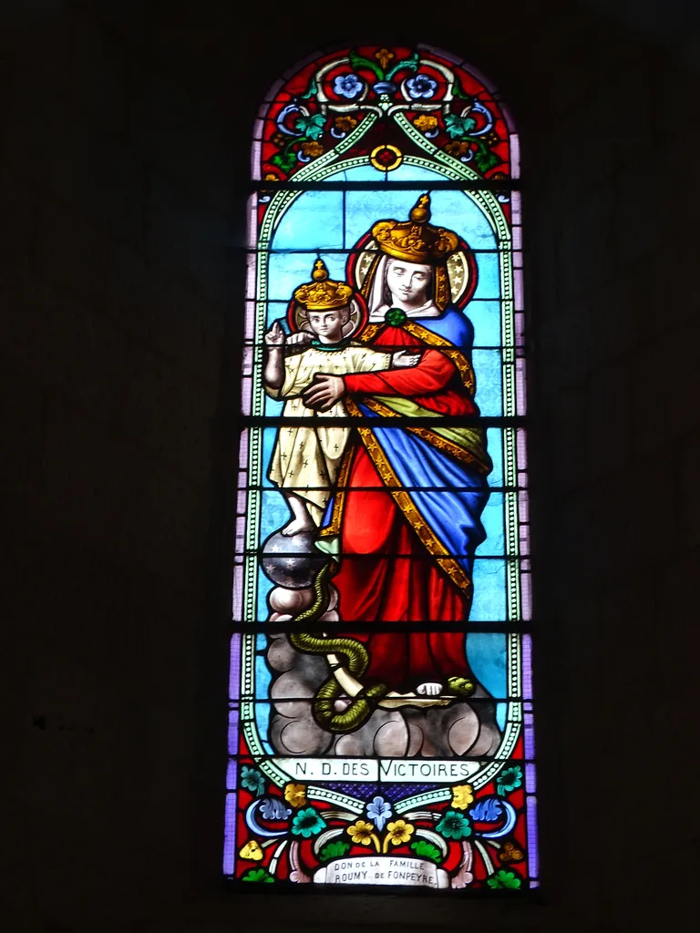 Vitrail baie D : N. D. des Victoires dans l'Église Saint-Pardoux de Saint-Pardoux-la-Rivière