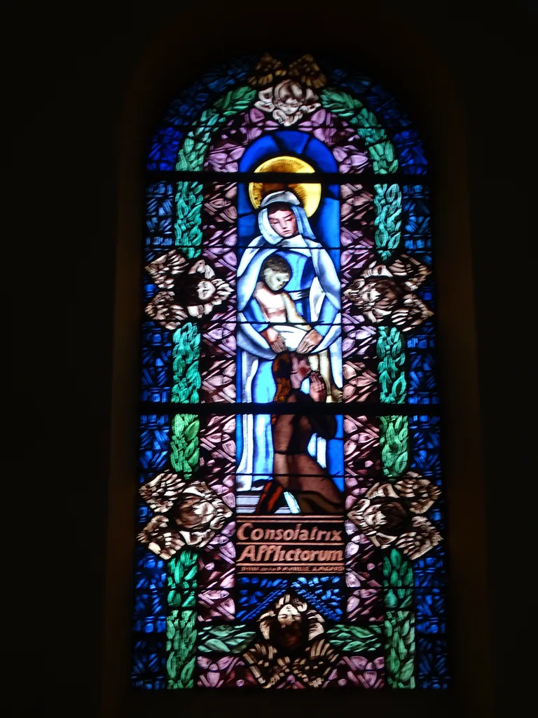 Vitrail baie G : Consolatrix Applictorum dans l'Église Saint-Pardoux de Saint-Pardoux-la-Rivière